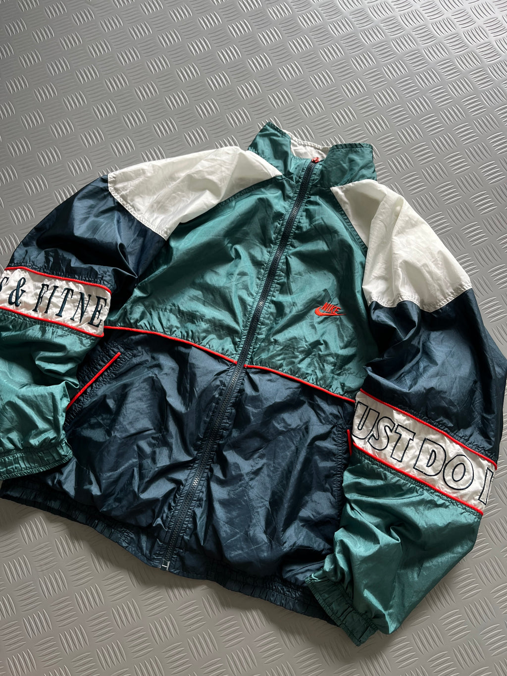 VINTAGE NIKE WINDCHEATER