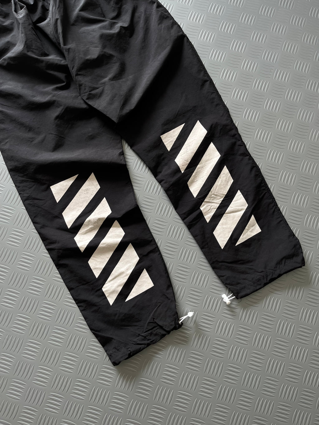 OFF WHITE BOOTLEG PARACHUTE PANT