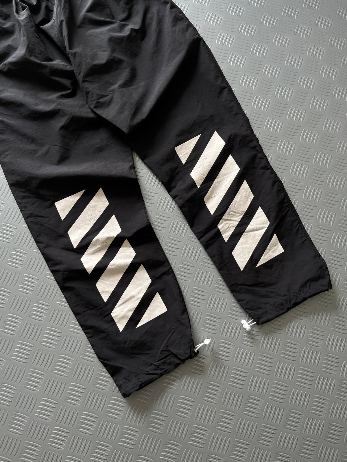 OFF WHITE BOOTLEG PARACHUTE PANT